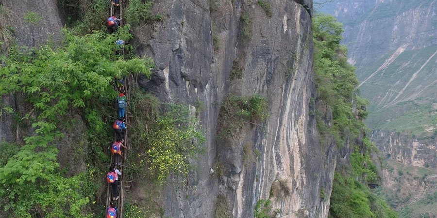 Siswa di China Bertaruh Nyawa Demi Sekolah