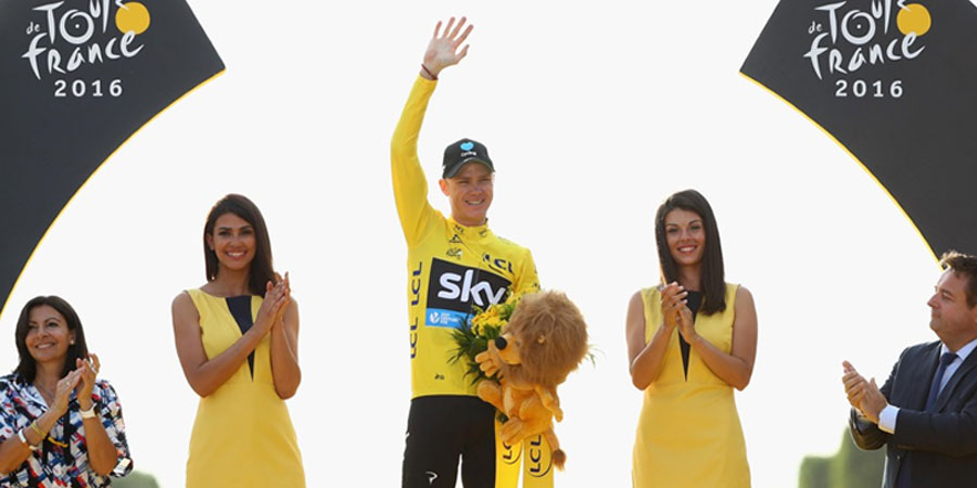 Chris Froome Bawa Pulang Piala Tour de France 2016