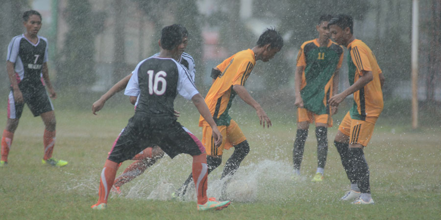 Diguyur Hujan Deras Mualis Takluk Atas Almuna 2 Gol 