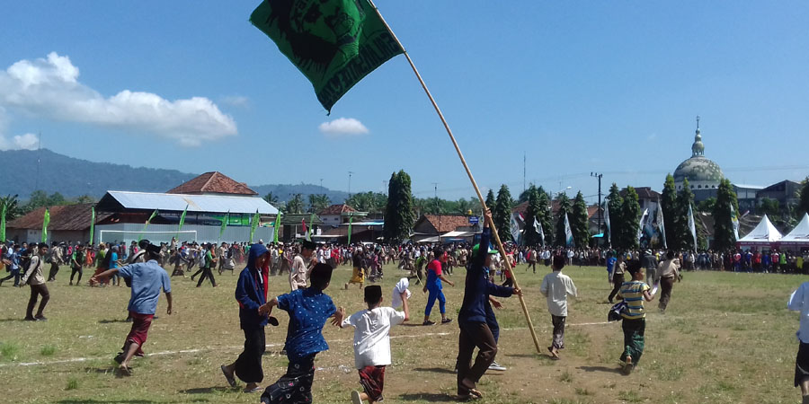 Euforia Suporter LSN, dari Bersarung Hingga Barang Bekas 