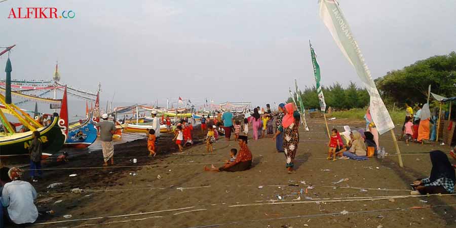 Pantai Grinting Jadi Ramai Menjelang Hari Nelayan