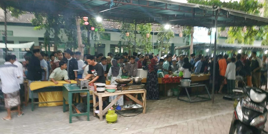 Gelar Bazar Takjil, Cara Pesantren Nurul Jadid Berdayakan Warga