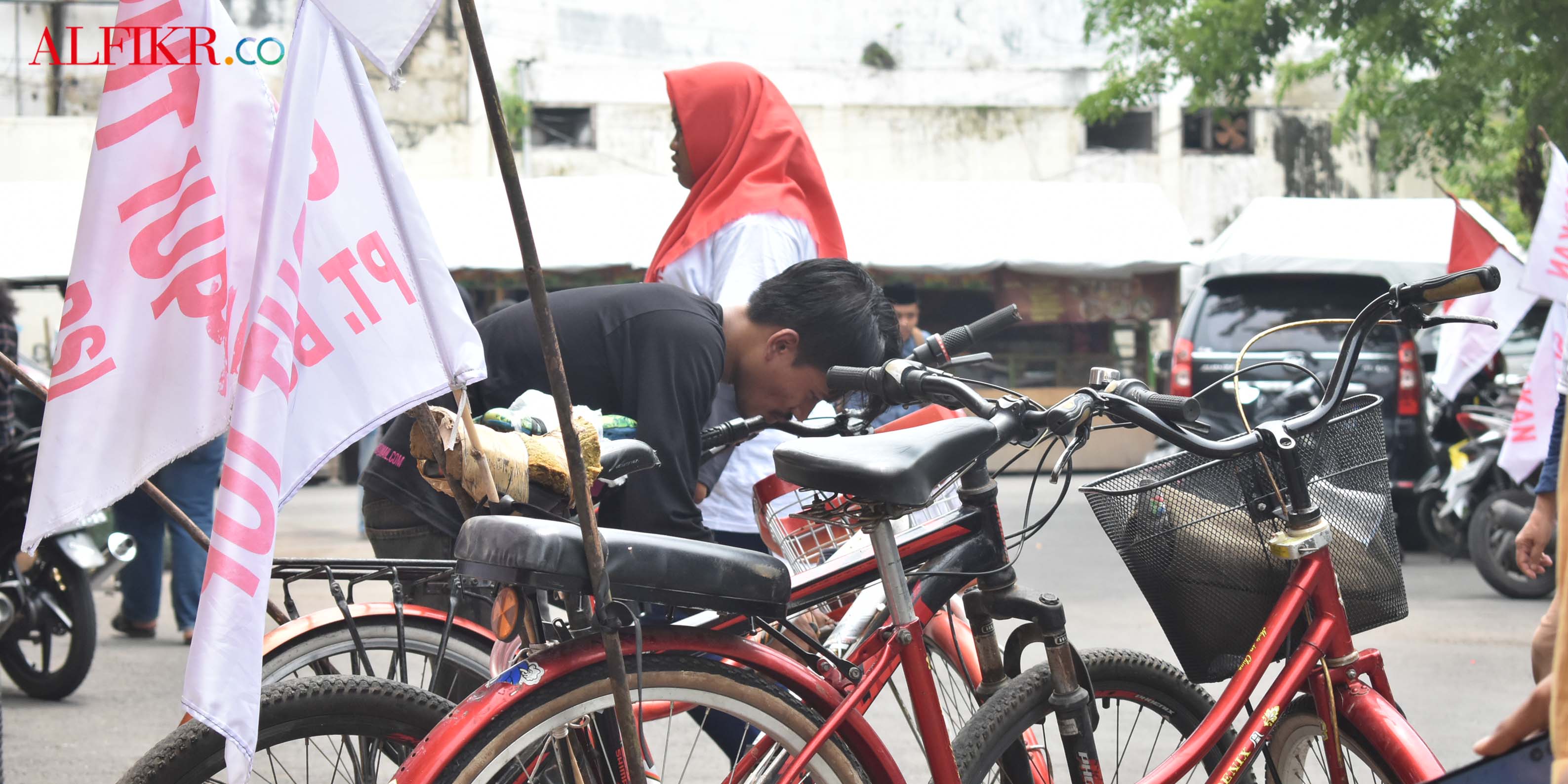 Warga Aksi Kayuh Sepeda, Tuntut Pencabutan Izin Pertambangan Kepada Gubernur Jatim