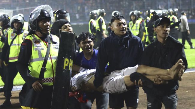 Ditembak Gas Air Mata di Tribun, Dilepaskan Anjing Polisi di Lapangan