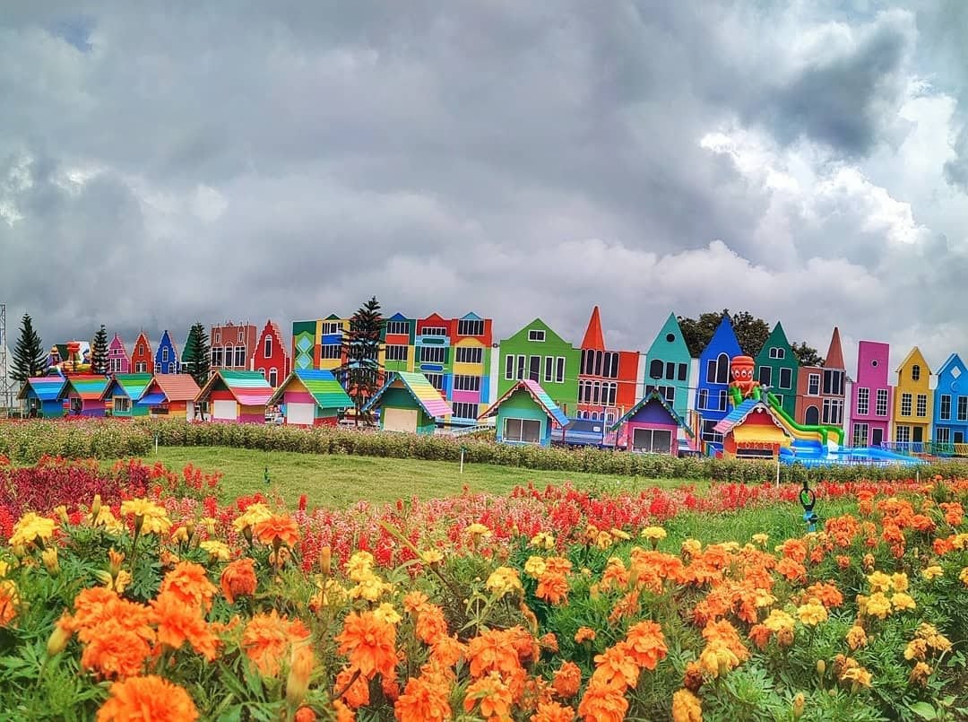 Flora Wisata San Terra; Tempat Berburu Spot Ala Eropa