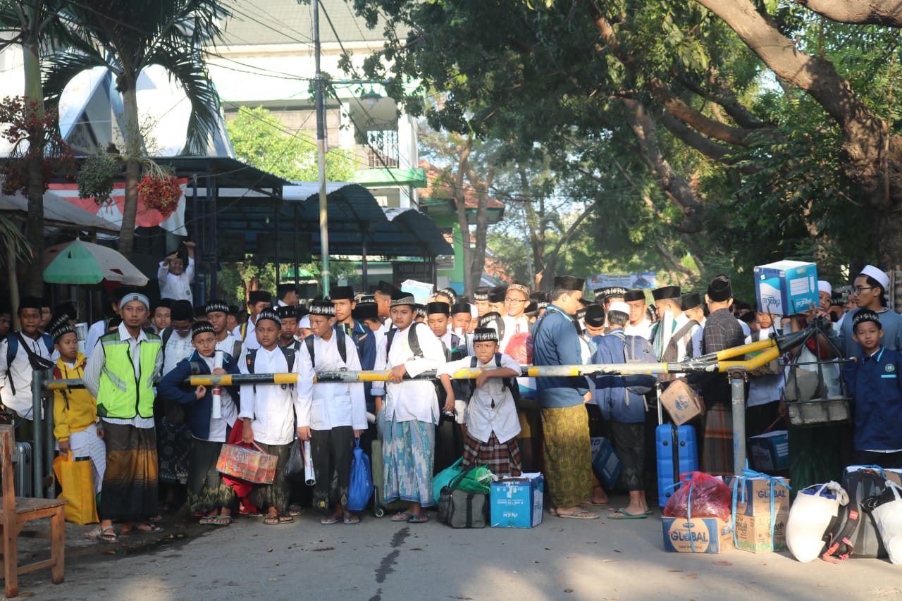 Libur Maulid Nabi, Santri Nurul Jadid Pulang Bersama