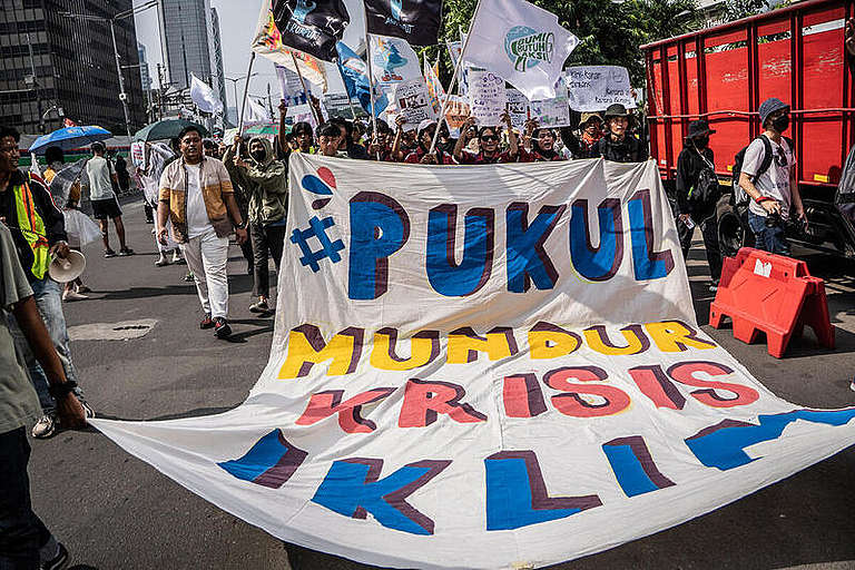 WALHI Jatim dan LBH Surabaya Mengecam Tindakan Intimidasi yang Menimpa Greenpeace