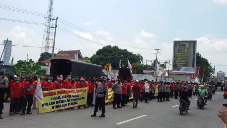 Ada Indikasi Pencemaran Limbah B3, Perusahaan di Leces Didemo