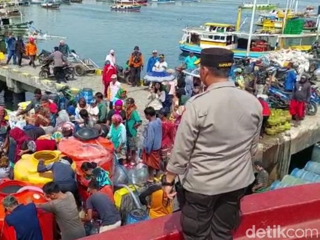 Menunggu Cuaca Aman Perbaikan Pipa PDAM Gili Ketapang