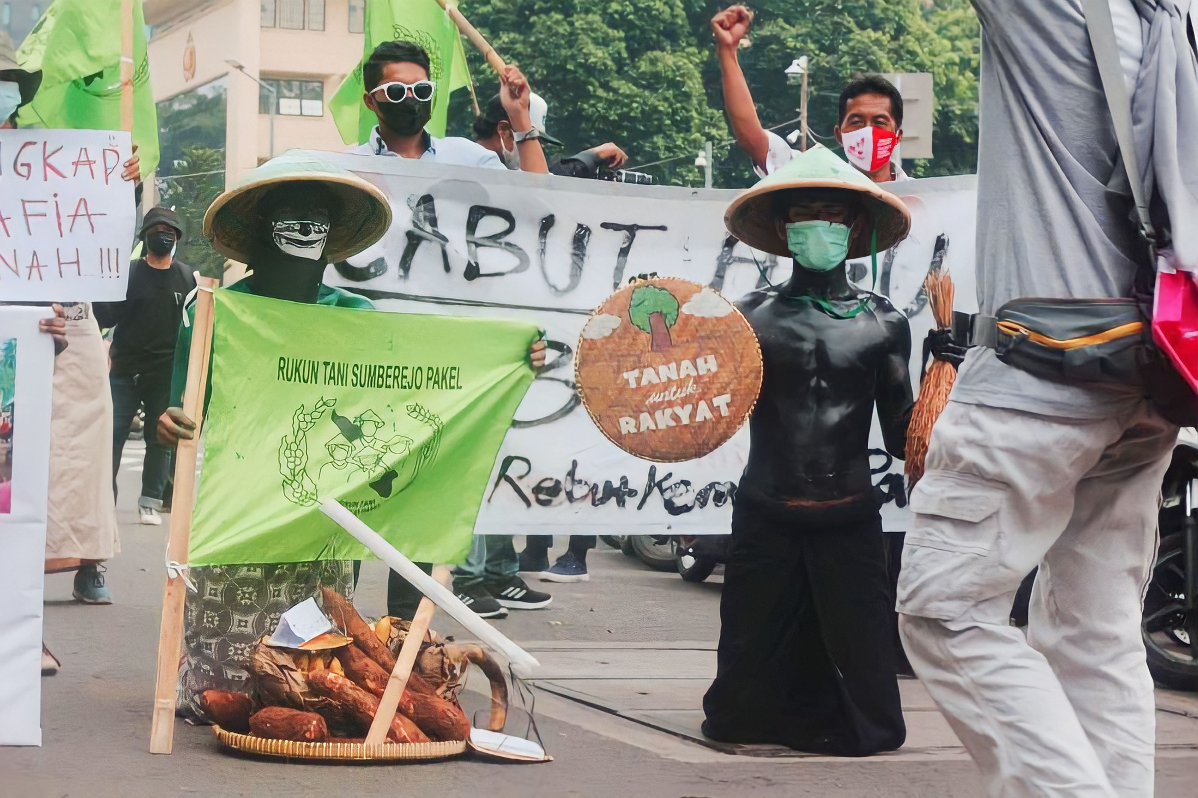 Puluhan Ribu Orang Menuntut Pembebasan Tiga Petani Pakel