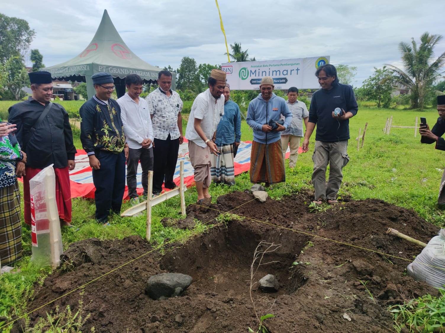 Membangun Kemandirian Ekonomi, Alumni P4NJ Lumajang Mendirikan Minimart