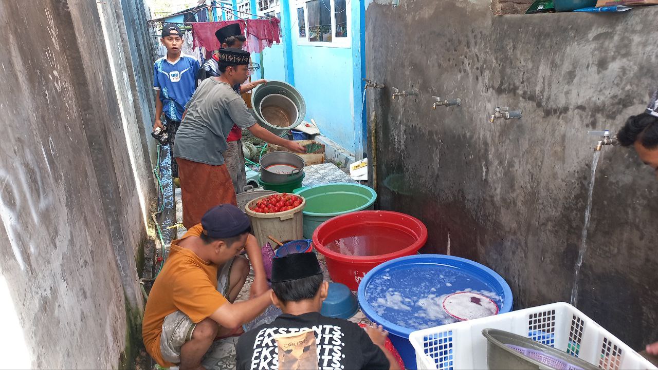 Kesibukan Panitia Konsumsi Menjelang Haul dan Harlah PP. Nurul Jadid