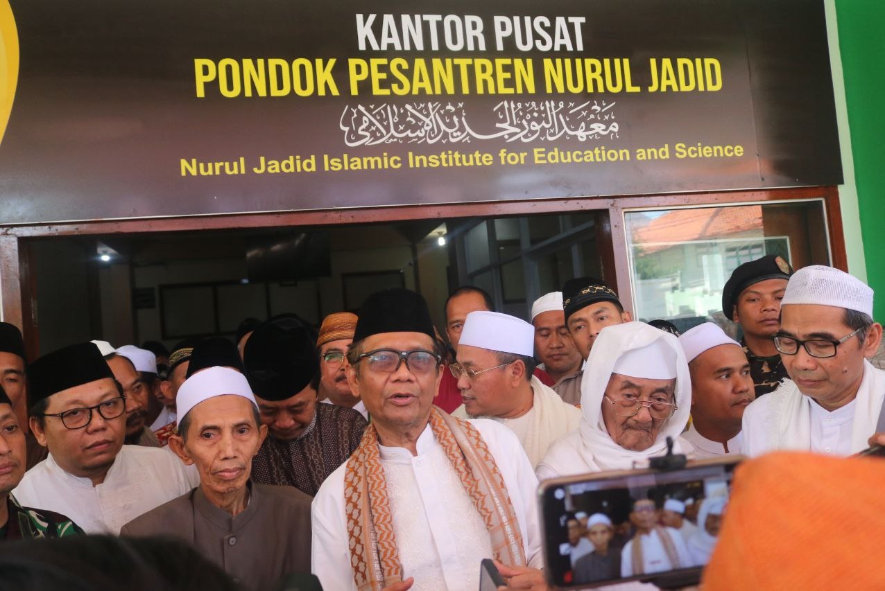 Merayakan Momen Idul Fitri di PP Nurul Jadid, Mahfud MD: Bangun Demokrasi yang Sehat