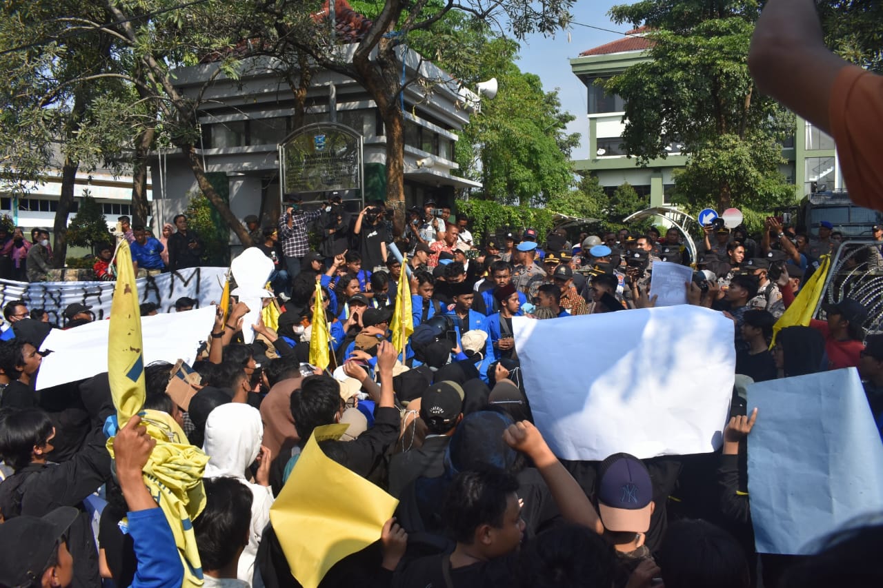 Kader PMII membawa puluhan poster bertuliskan protes atas anggaran yang tidak berpihak terhadap rakyat. [Ibrahim La Haris/alfikr.id]