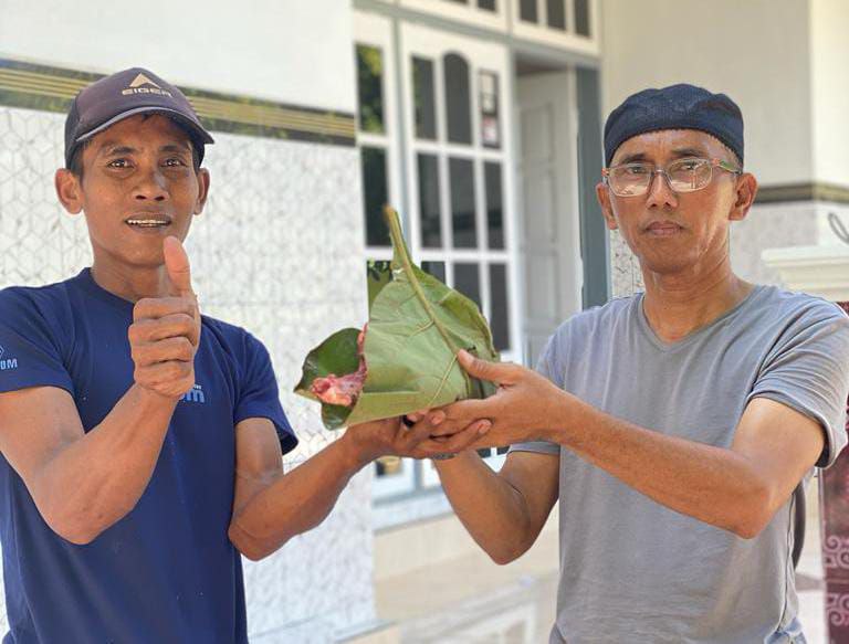 Upaya Jaga Bumi Melalui Bungkus Daging Dari Daun Jati