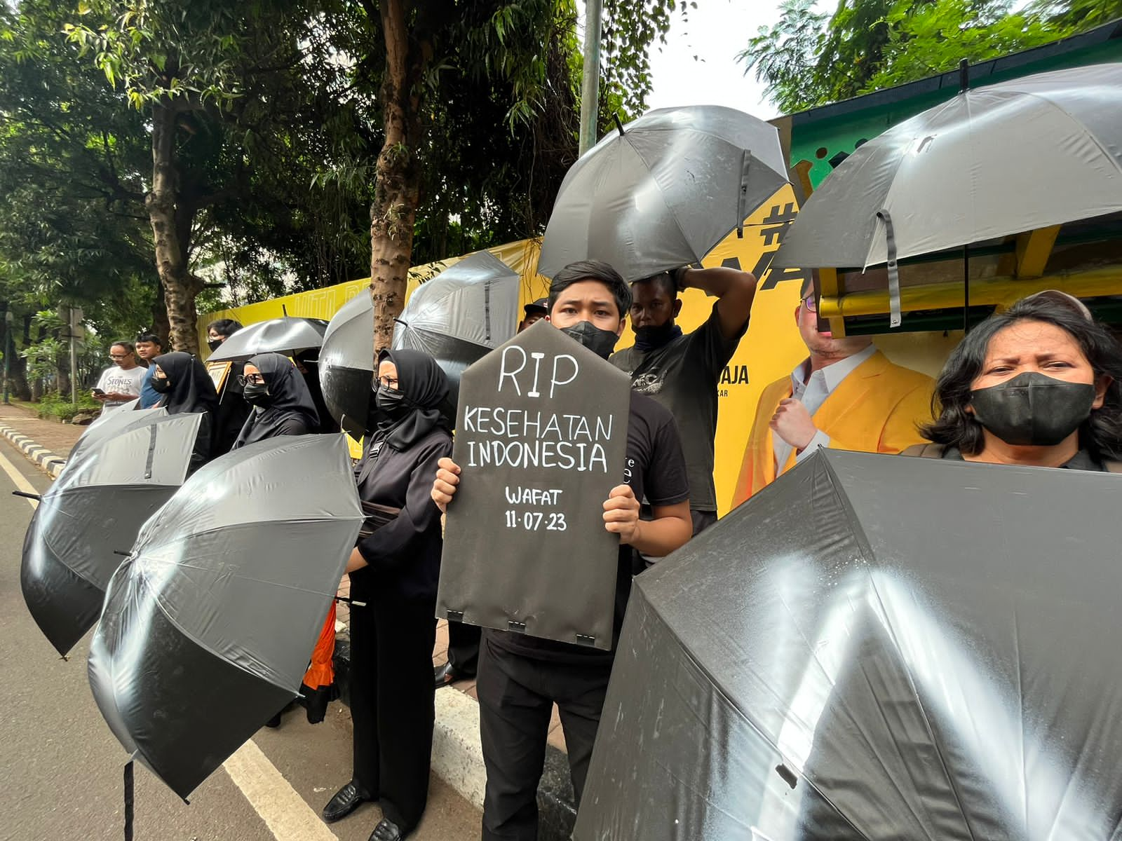 Setelah RUU Kesehatan Disahkan, Masyarakat Sipil Aksi Payung Hitam