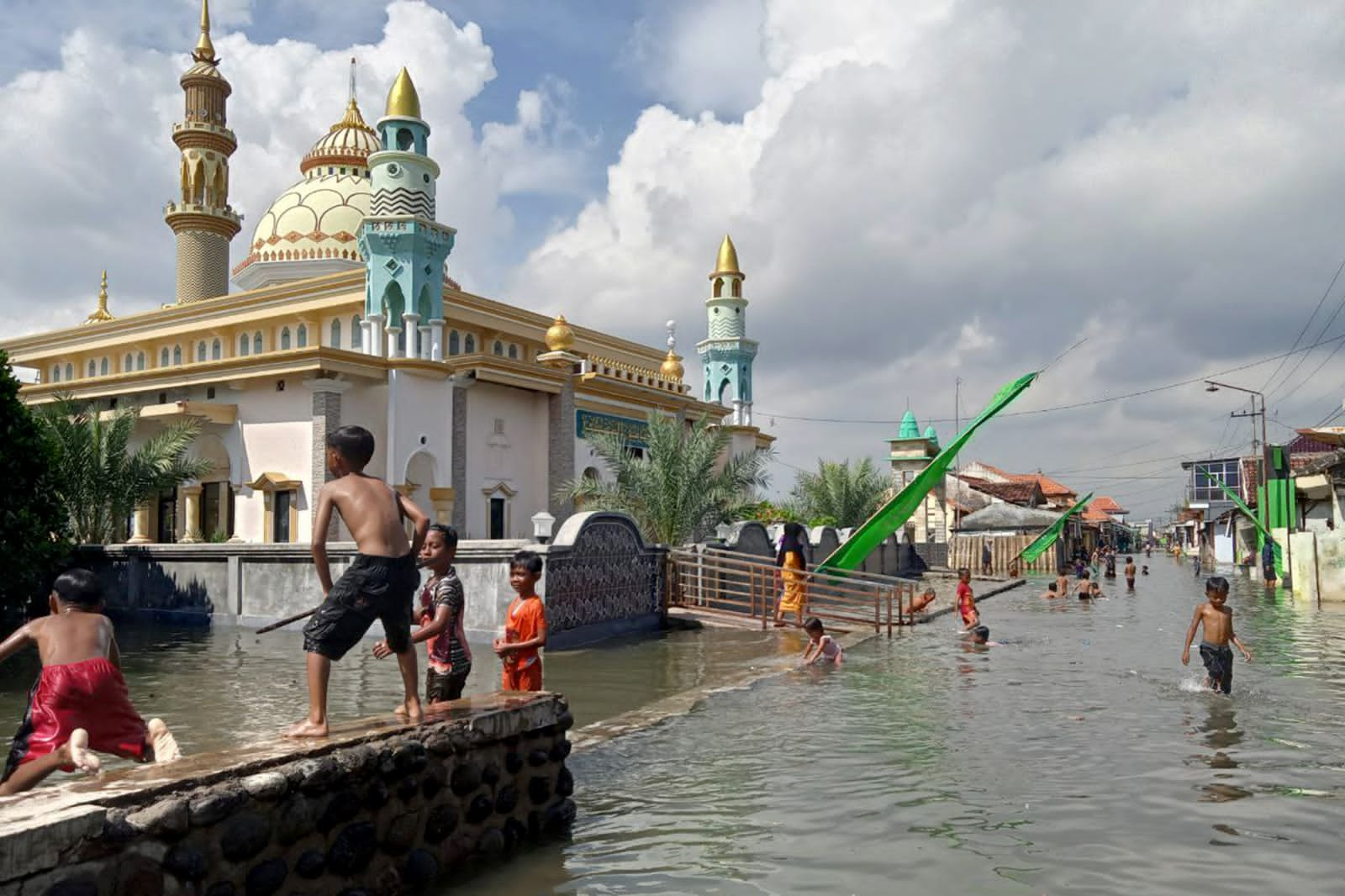 Yang Ganjil dari Banjir Rob Kraksaan Utara