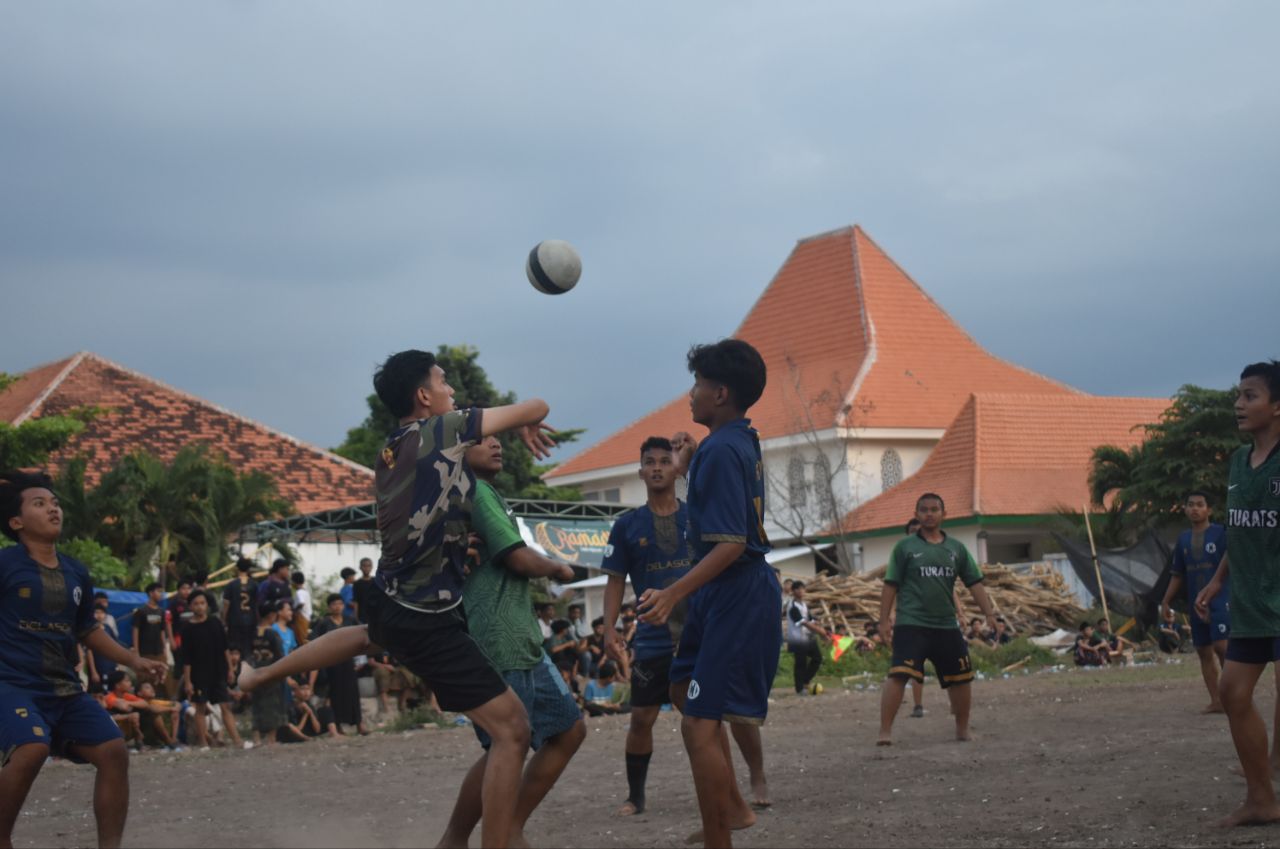 Tabuhan Drum Sederhana dan Nyanyian Yel-yel Menambah Kemeriahan Sepak Bola