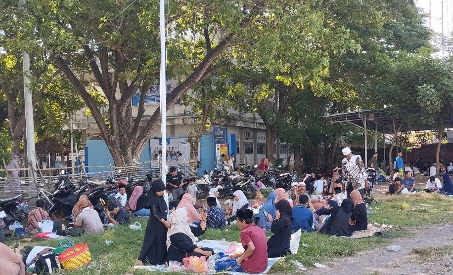 Potret suasana sambang santri putra di lapangan Ayaman Pondok Pesantren Nurul Jadid, Senin (17/06/24) Siang. [Ahmad Rifa’i/alfikr.id]