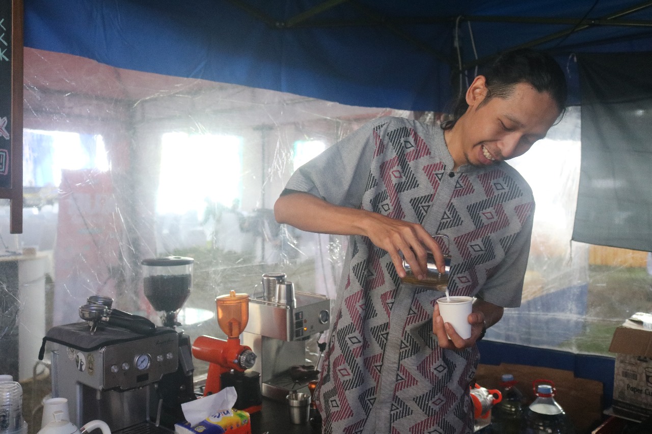 Mufid sedang meracik kopi untuk pelanggannya. [Sumber foto: Alfikr.id/Shahib Kholil]