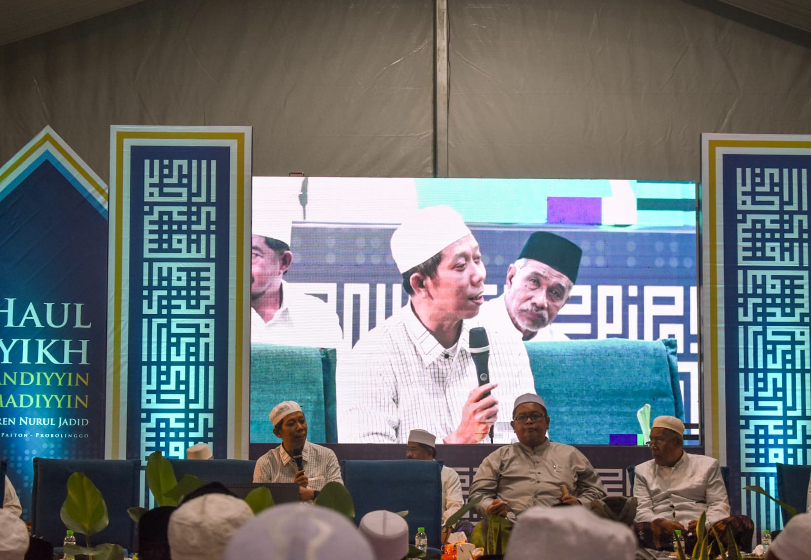 KH. Zaki Abdullah, di saat menyampaikan manakib para Masyayikh Tarekat Naqsyabandiyyah dalam acara Haul Masyayikh An-Naqsyabandiyyah Al-Ahmadiyyin di Ponpes Nurul Jadid (17/07/25). [Sumber foto: alfikr.id/Moh. Dzikrillah]