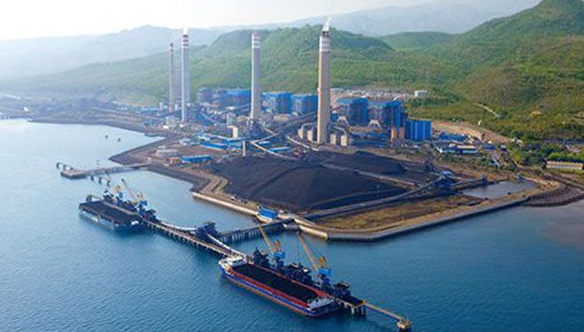 Dua kapal tongkang pengangkut batu bara tampak berlabuh di dermaga loading PLTU Paiton, Probolinggo. Batu bara tersebut menjadi bahan bakar utama dalam proses pembangkitan listrik di PLTU Paiton. [Sumber foto: istimewa]