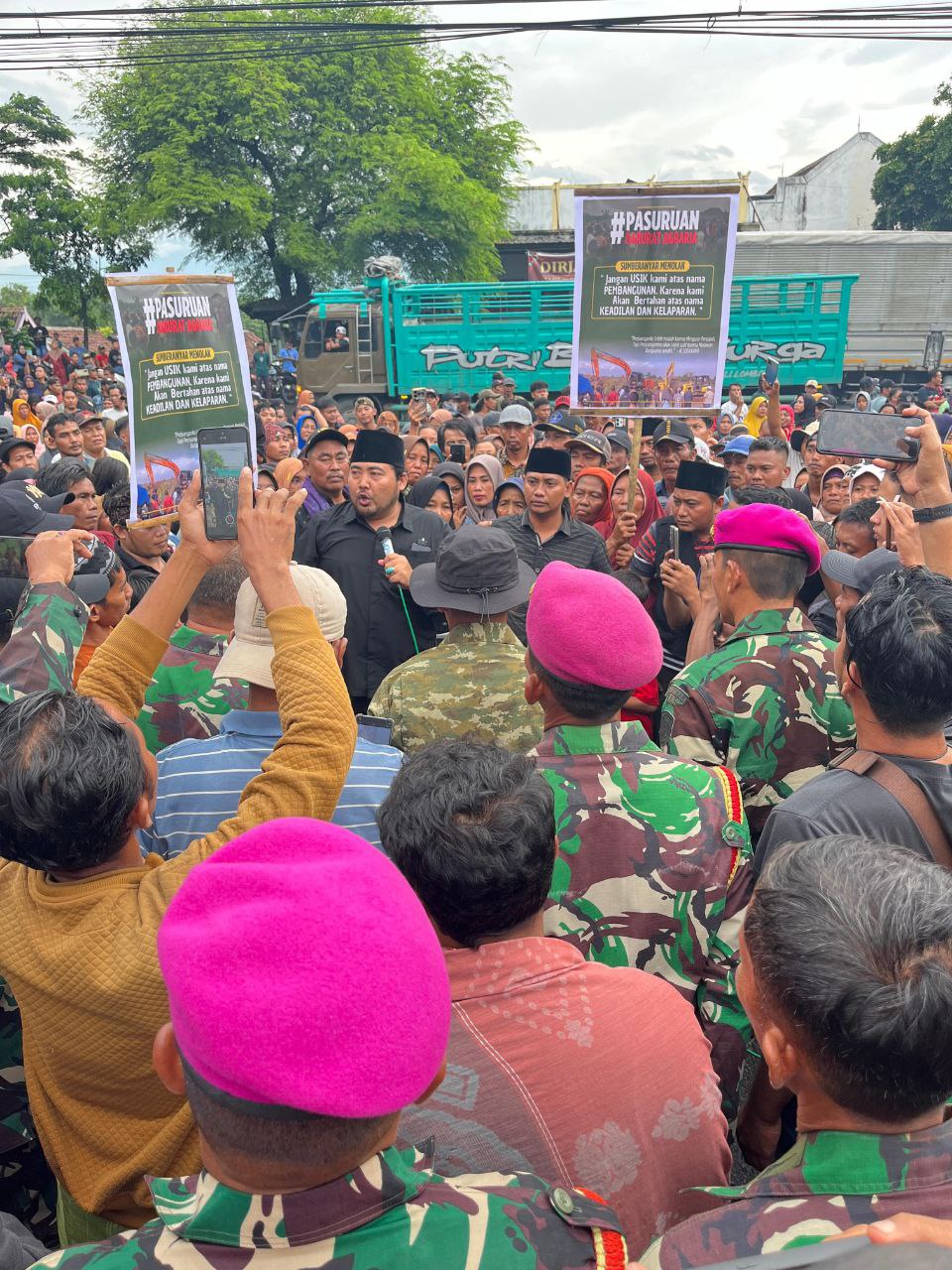 Ratusan Warga Sumberanyar Gelar Aksi Tolak Pembangunan Batalyon 15 TNI AL